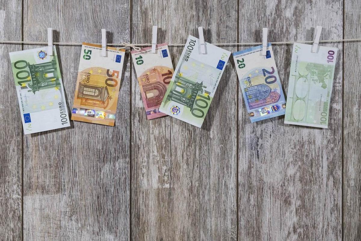 How much are 100 Euros worth?