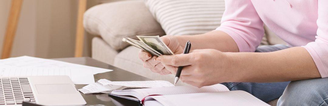 Uma mulher após as finanças