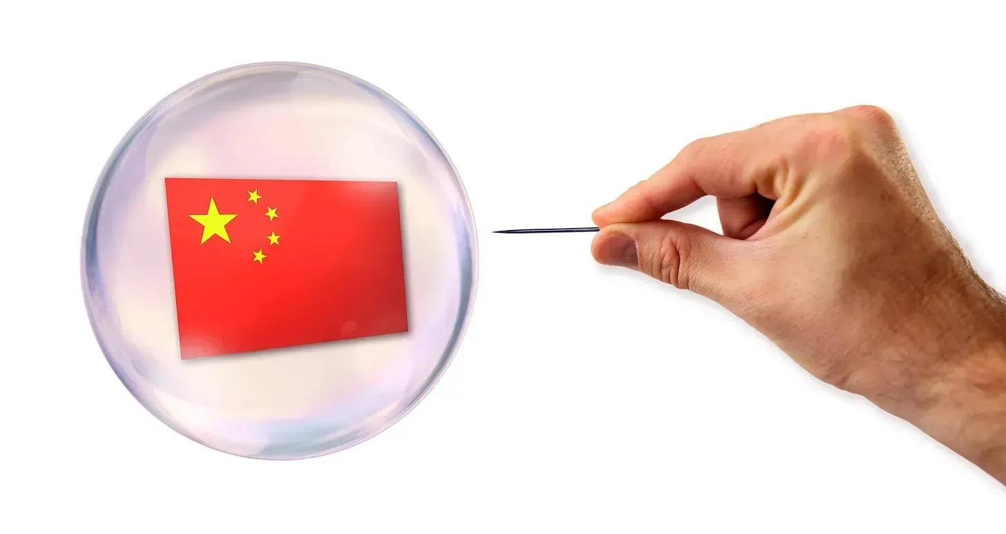 Desmistificando a ilusão do "choque de riqueza": Uma refutação estratégica de cinco mitos que minam a verdadeira fragilidade econômica da China