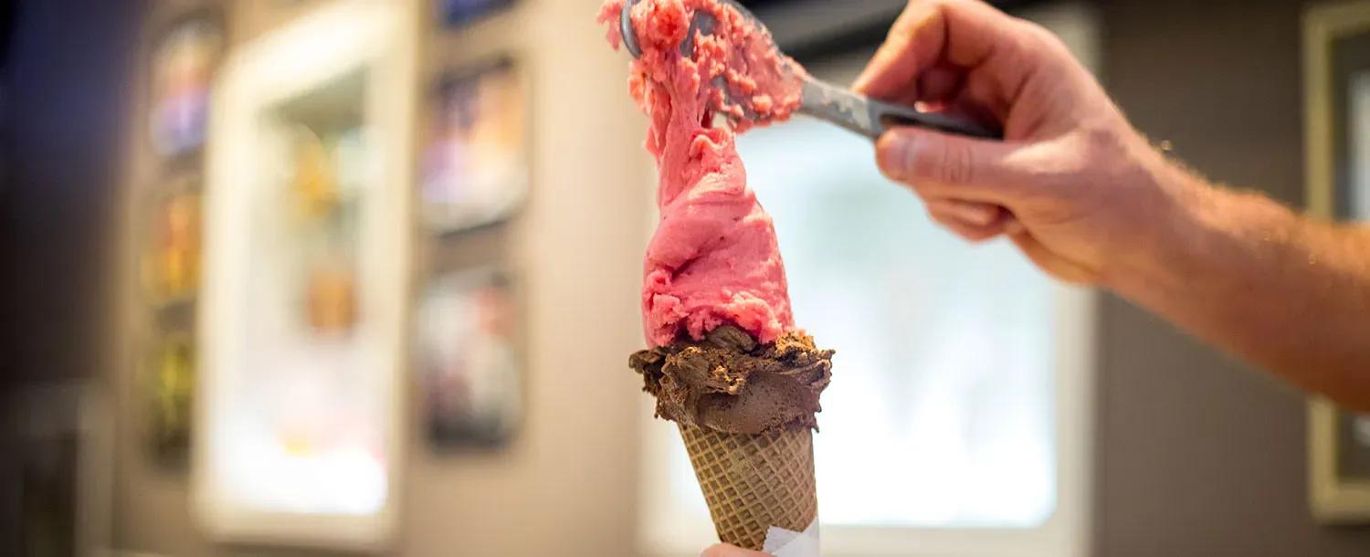 Noite das Sorveterias: Um Doce Abraço à Tradição