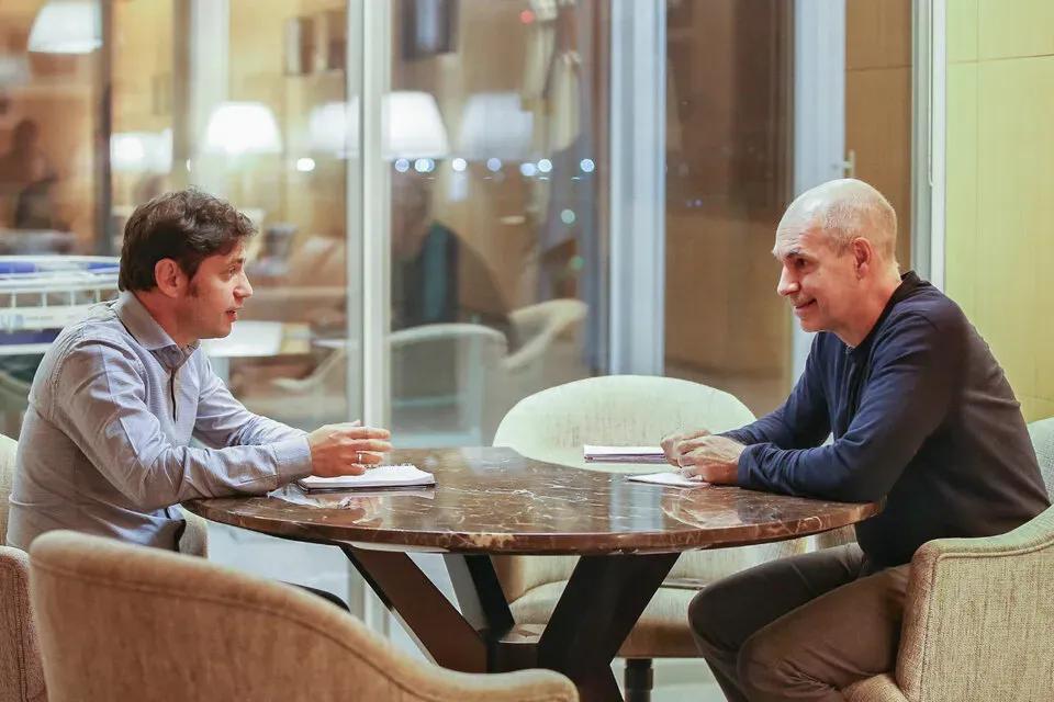 Kicillof in front of Larreta's Mirror